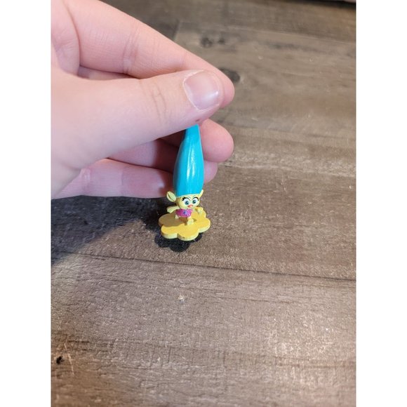 Trolls smidge blue hair yellow toy figure - Picture 2 of 5